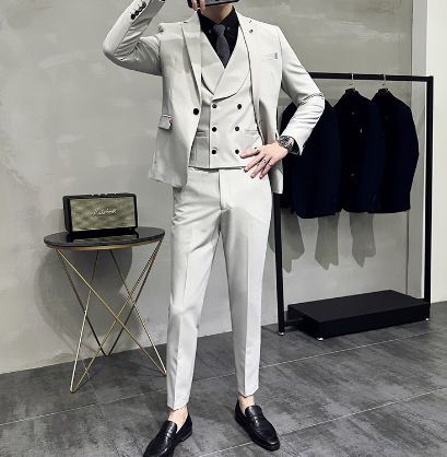 3-delt sæt til mænd bestående af en ensfarvet business-blazer, vest og bukser