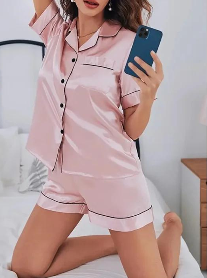 Minimalistisk nattøjssæt i silke til kvinder